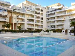 Отель Appartement d'une chambre a Frejus a 300 m de la plage avec vue sur la ville piscine partagee et balcon  Фрежюс